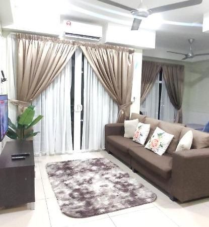Dperdana -Dinies Pool,Wifi, Centre Of Kota Bharu, 4-5 Paxアパートメント エクステリア 写真