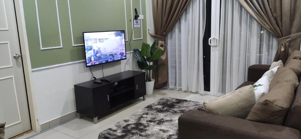 Dperdana -Dinies Pool,Wifi, Centre Of Kota Bharu, 4-5 Paxアパートメント エクステリア 写真