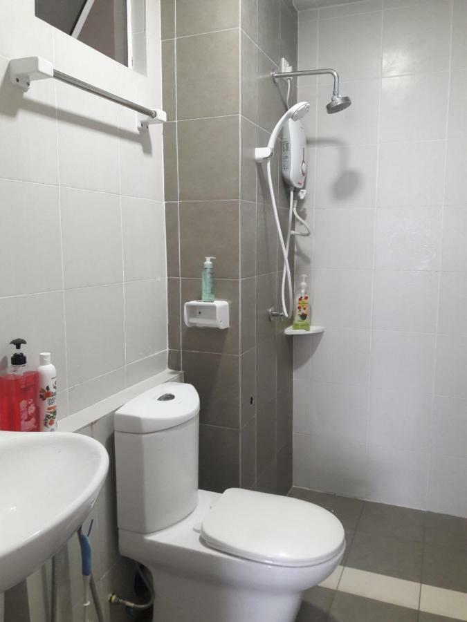 Dperdana -Dinies Pool,Wifi, Centre Of Kota Bharu, 4-5 Paxアパートメント エクステリア 写真