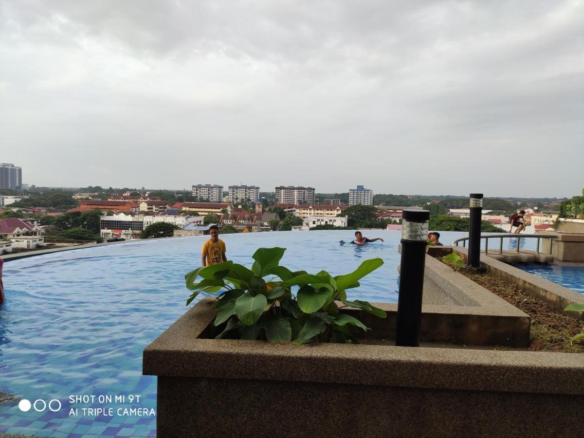 Dperdana -Dinies Pool,Wifi, Centre Of Kota Bharu, 4-5 Paxアパートメント エクステリア 写真