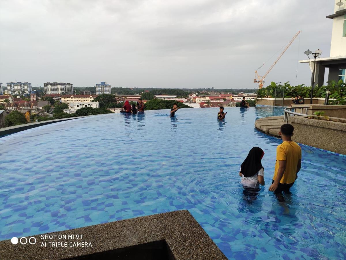 Dperdana -Dinies Pool,Wifi, Centre Of Kota Bharu, 4-5 Paxアパートメント エクステリア 写真